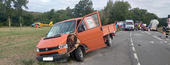 Dramatyczny wypadek na DK 11. Ranną kobietę transportował śmigłowiec [ZDJĘCIA]