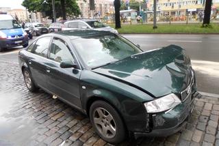 Spowodował wypadek w centrum Szczecina. Nie miał prawa jazdy i zapiętych pasów, za to miał 2 promile