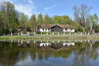 To jedna z najciekawszych wsi w Małopolsce. Jej ozdobą jest zabytkowy dwór