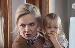 Na Wspólnej odc. 3961. Matka Anny Kolendy - Teresa Boska (Sylwia Wysocka), Ania (Kornelia Krynicka)