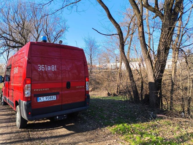 Woda w potoku Wątok w Tarnowie zmieniła kolor na czerwony. Policja prowadzi śledztwo