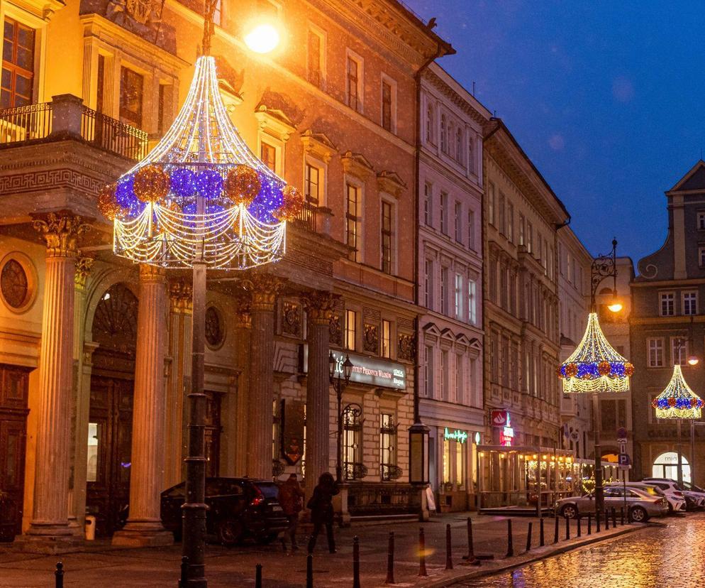 Idą święta! We Wrocławiu montują iluminacje. Na ulicach gwiazdy, śnieżynki i pająki 