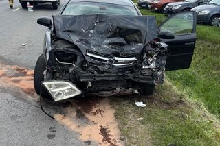 Zderzenie osobówki i ciężarówki w Dąbrówce-Ług. Jest jedna osoba poszkodowana