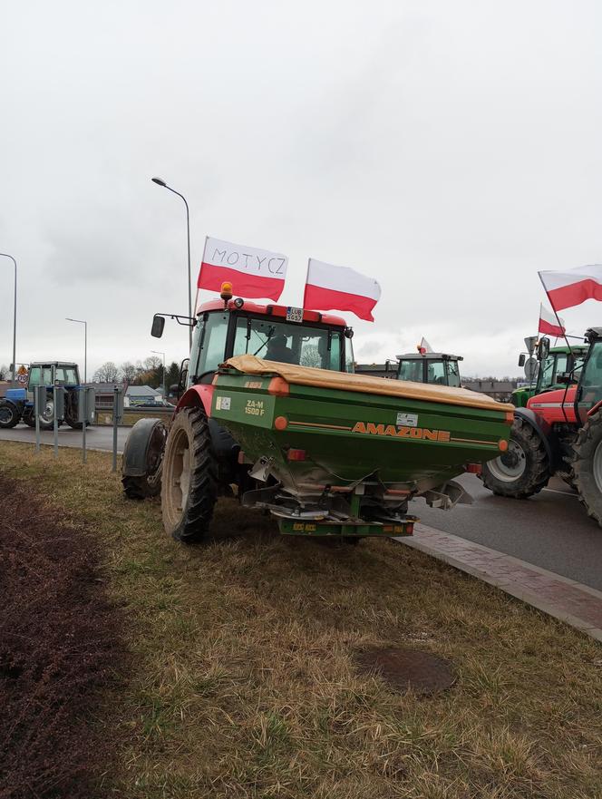 Trwa protest rolników w woj. lubelskim. Blokady są w wielu miejscach w regionie [DUŻO ZDJĘĆ]