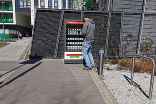 Automat z maseczkami i żelem antybakteryjnym w Warszawie