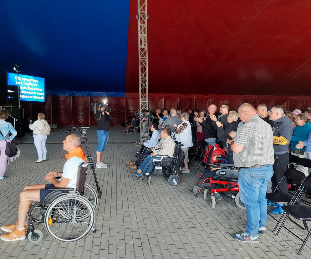 Pielgrzymka osób z niepełnosprawnościami z w Skrzatuszu