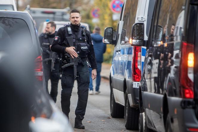 Niemieckie jednostki policji szturmują szkołę w Hamburgu po doniesieniach o bandycie