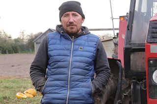 Rolnicy. Podlasie. Andrzej z Plutycz wrócił i od razu taka sytuacja. Miła niespodzianka? Miało być bliżej domu postawione