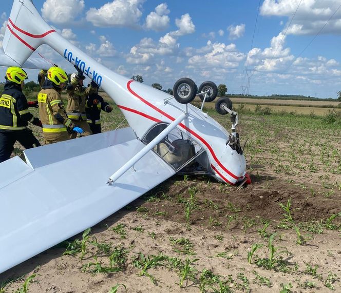 Awionetka dachowała w polu. 79-latek wyszedł bez szwanku. „To był cud” [ZDJĘCIA]
