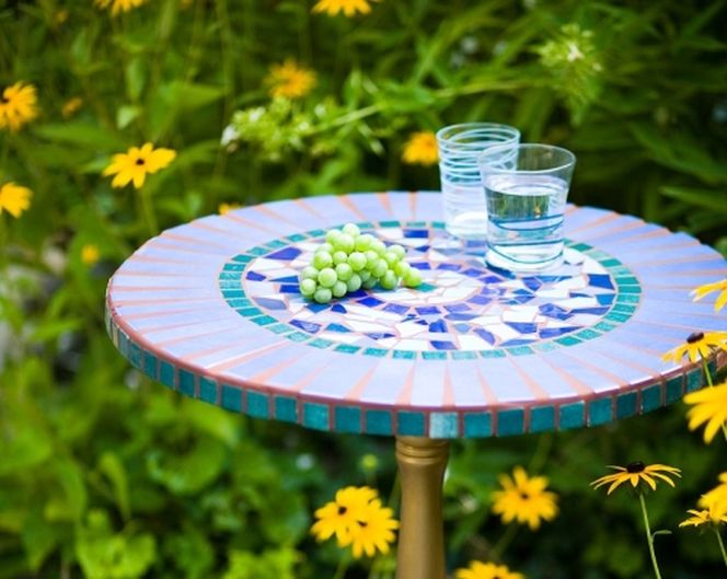 Pomysł na ozdobny stolik na balkon lub taras