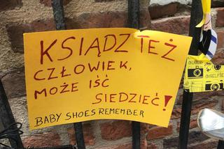 Baby Shoes Remember - problem pedofilii w kościele