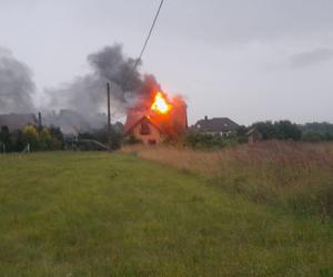 Burze na Dolnym Śląsku. Pożar domu od uderzenia pioruna, 350 interwencji 