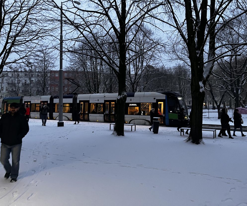 Śnieg na drogach i chodnikach Szczecina. Uważajcie na siebie! 