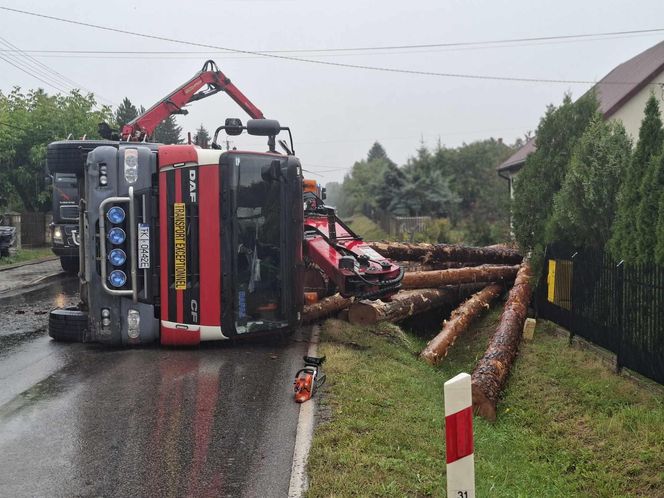Wypadek w Mircu! Przewróciła się ciężarowka z drewnem, uszkodziła gazociąg