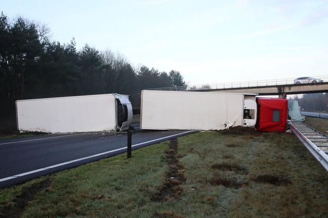 Przewrócony TIR na autostradzie