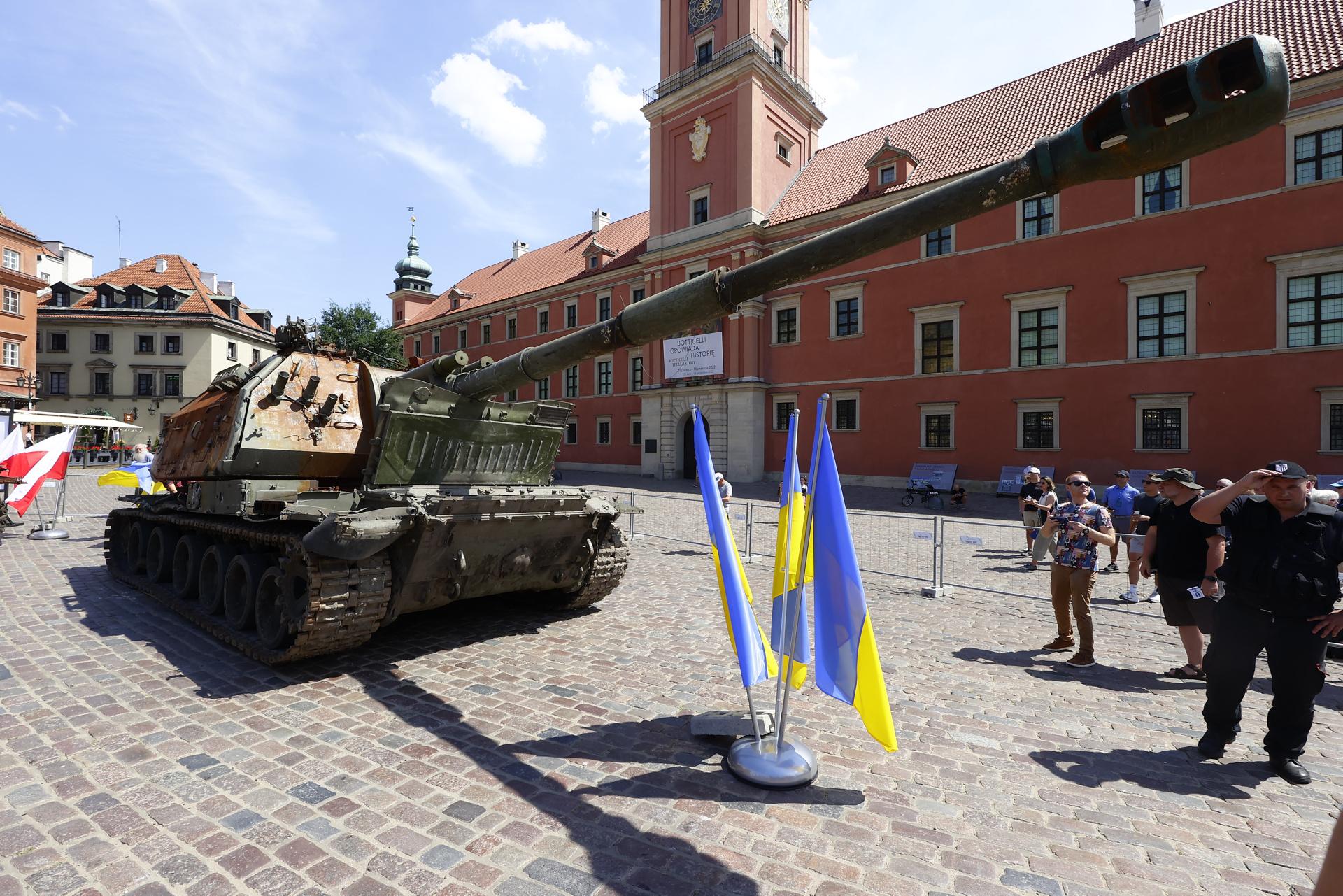 Rosyjskie czołgi w Warszawie! Pancerne bestie straszą na Placu Zamkowym