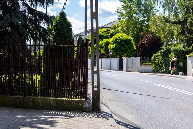 Wąski chodnik przy ul. Sytej 103 w Warszawie