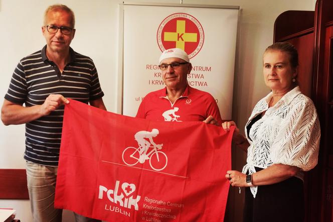 Pokonuje na rowerze ponad 3000 km i zachęca do oddawania krwi. Janusz Kobyłka odwiedził także RCKiK w Kaliszu. 