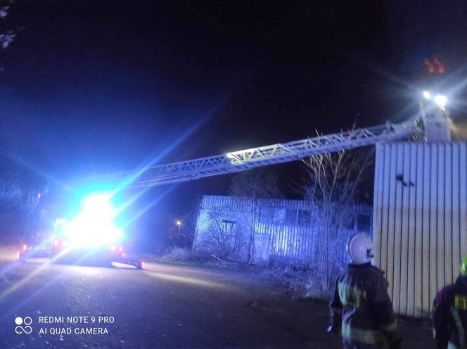 Wielkopolskie/ 12 zastępów straży gasiło pożar hali magazynowej w Obornikach