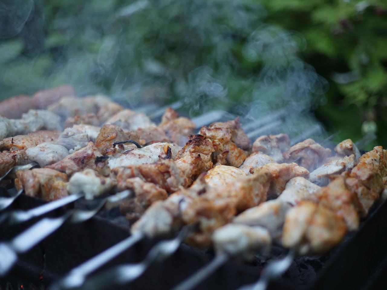 Grill - przepis na minikebaby z sosem tzatziki