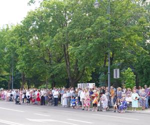 Boże Ciało 2024. Tłumy wiernych przeszły w procesji ulicami Białegostoku