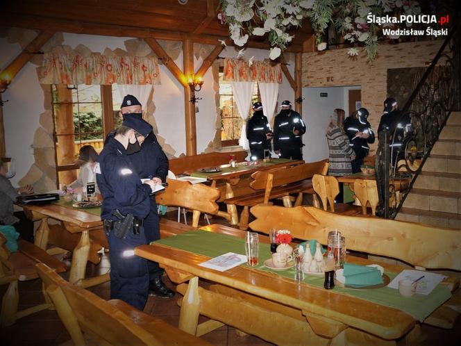 Mszana. Policjanci przerwali chrzciny w lokalu [ZDJĘCIA]