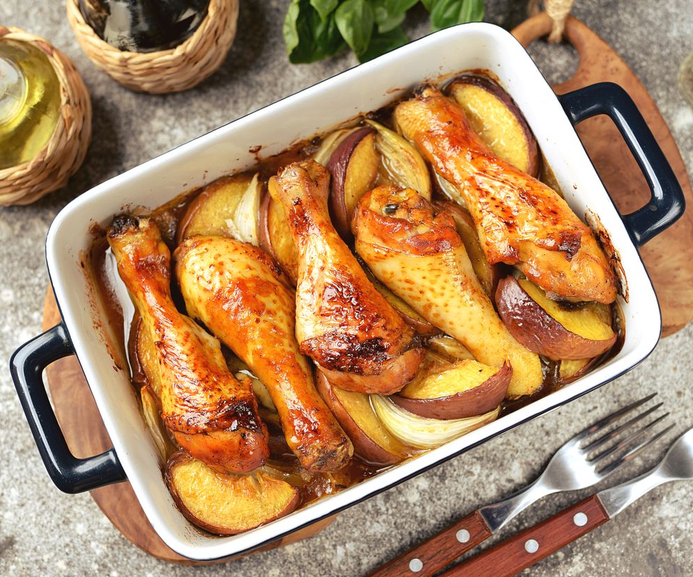 Pałki kurczaka z jabłkami i cebulą: przepis na pieczone podudzia