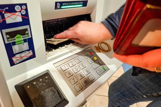 Jak bezpiecznie korzystać z bankomatów? Ekspert radzi, by zmienić jeden kluczowy nawyk