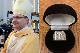 Biskup z Krakowa oddał swój pierścień dla chorej Zosi. Zadrwił z filmu Kler