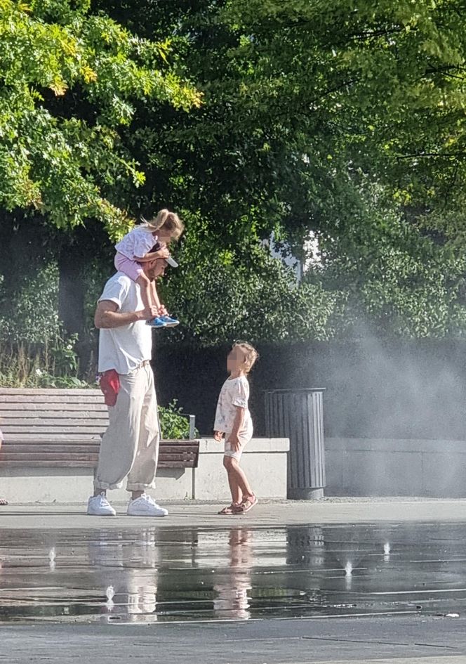 Maciej Pela z córeczkami nad Wisłą