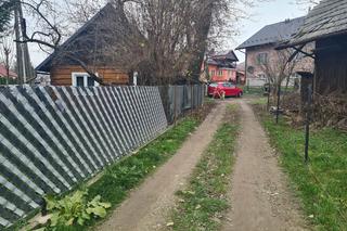 Urzejowice. Auto stoi w poprzek drogi i nikt nic nie może zrobić