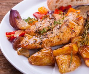 Pierś kurczaka zapiekana z warzywami: pysznie, zdrowo, jednogarnkowo