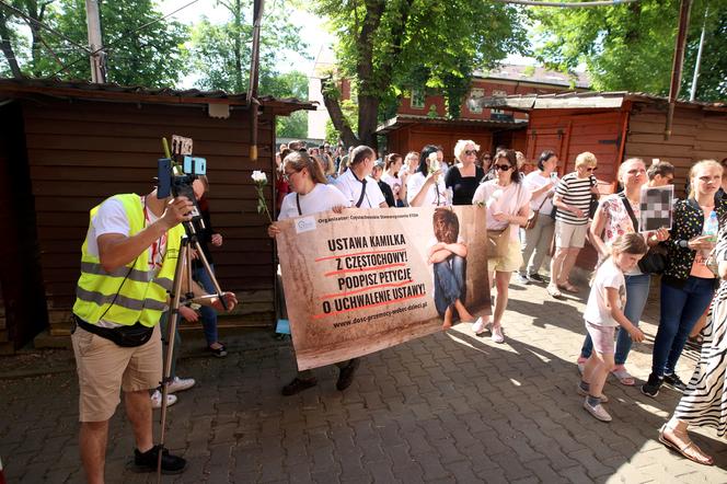 Pan Artur płakał w tracie białego marszu w Częstochowie. "Kamilek śni mi się po nocach"