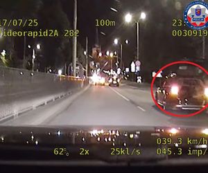 Szokujące sceny na ulicach Szczecina! Leżał w otwartym bagażniku i nagrywał jadące za nim samochody [WIDEO]