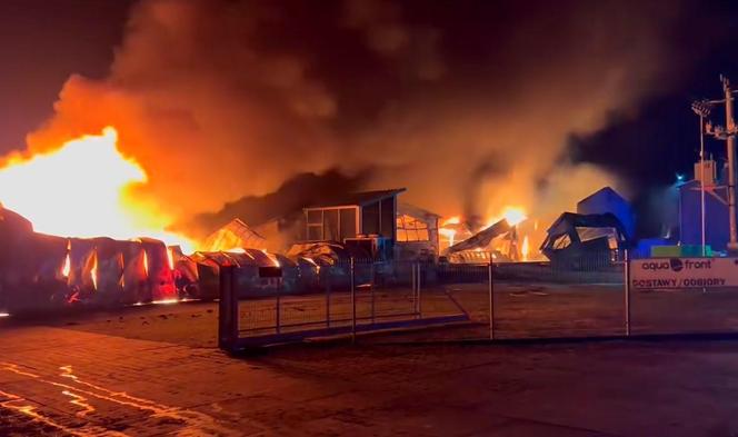 Ogromny pożar w Kaninie. Płonie zakład meblarski, na miejscu pracuje 100 strażaków