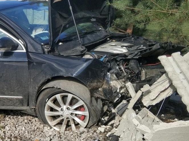 Koszmar na drodze. Roztrzaskane samochody i betonowe ogrodzenie. Wielu rannych w tym dzieci
