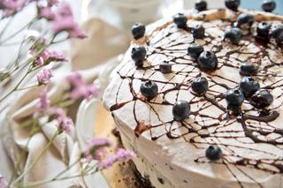 Ciasto CASIS - biszkopt czekoladowy z bitą śmietaną, bezą i aromatem czarnych porzeczek