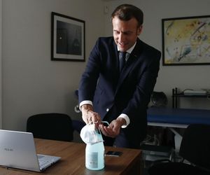 Prawda o Macronie ujawniona! Nie zgadniesz, co kupuje hurtowo perfumy i zlewa się nimi w hurtowych ilościach
