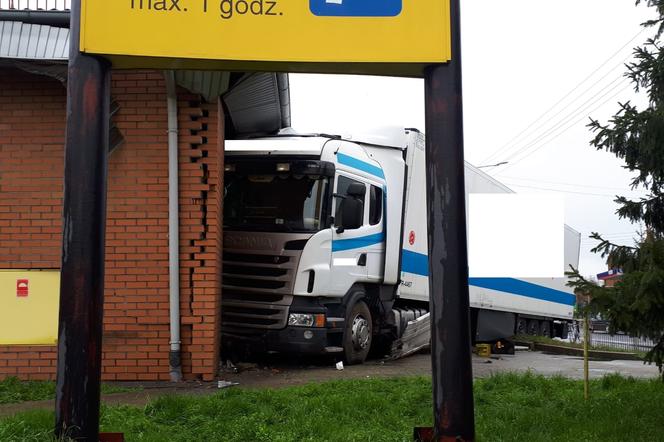 Groźne zdarzenie w centrum Wschowy. Tir wjechał w budynek marketu