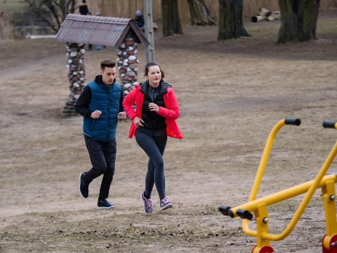 Na Wspólnej odc. 3298. Darek Żbik (Michał Mikołajczak), Kasia (Julia Chatys)