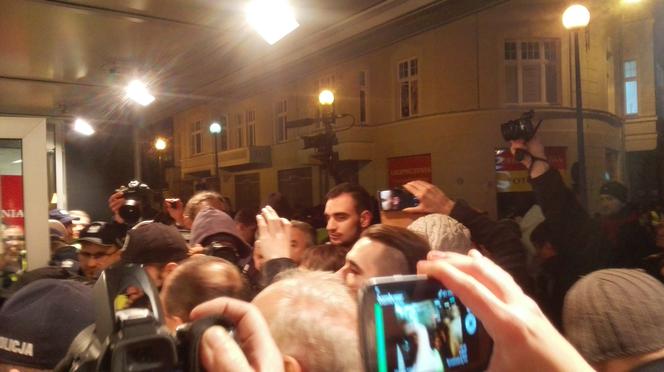 Protestujący stworzyli "żywy łańcuch' przed wejściem do teatru