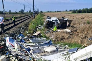 Tragiczny wypadek kampera pod Toruniem. Nie żyje kobieta, mężczyzna walczy o życie