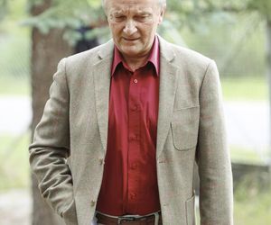 Widzowie pokochali go za rolę posterunkowego Staśka w Ranczu. Dziś żyje z dala od blasku fleszy