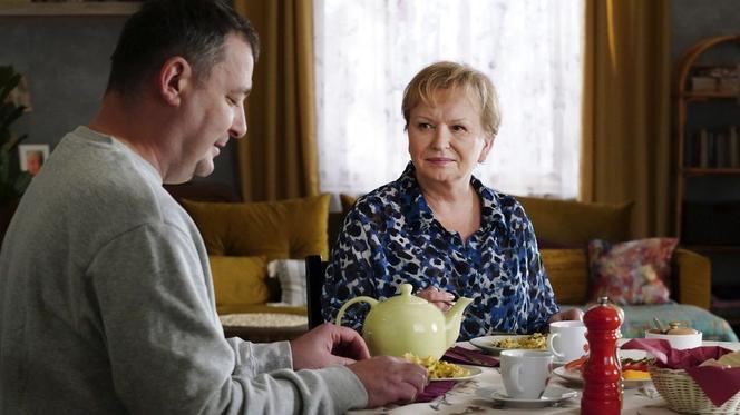 Barwy szczęścia odc. 2813. Basia (Sławomira Łozińska), Artur Chowański (Jacek Rozenek) 