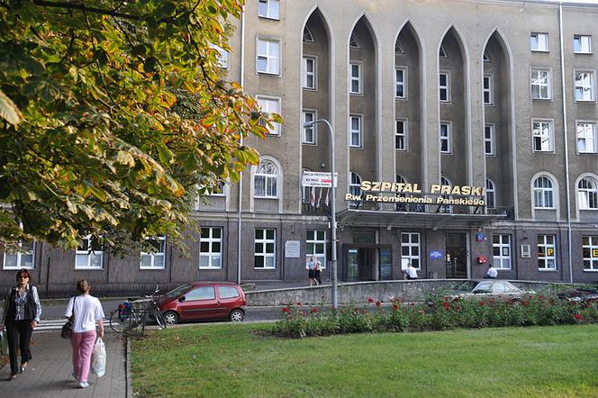 Szpital Praski: Mężczyzna zaatakował nożem ratowników. Jeden z nich był także policjantem