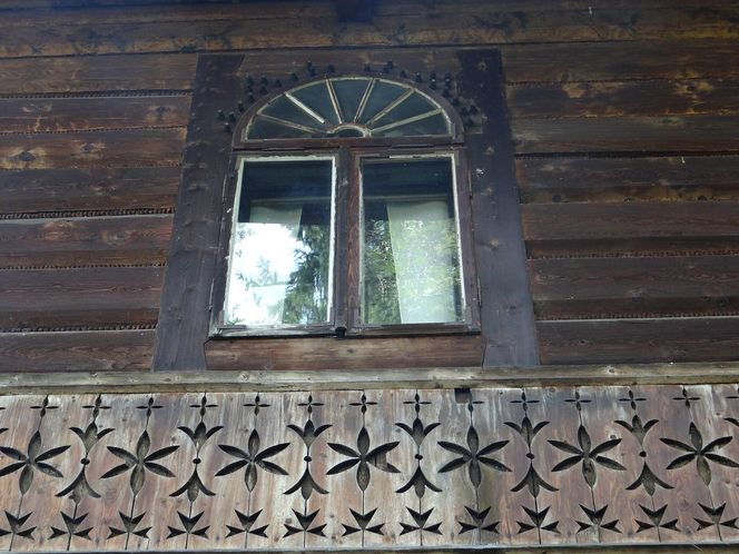 Ta małopolska willa jest hitem turystycznym. Wybudowali ją górale wraz ze sławnym malarzem