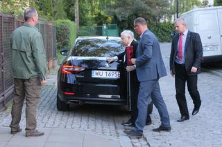 Jarosław Kaczyński wychodzi ze szpitala o kulach