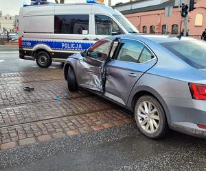 Wypadek w centrum Grudziądza. Osobówka zderzyła się z tramwajem