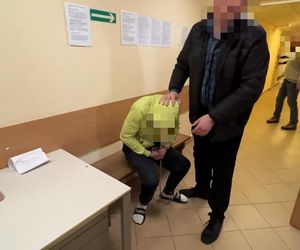 Bestialskie ataki na starsze kobiety w Warszawie. Policja zatrzymała podejrzanego. Zdradził go ślad na torebce