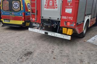 Był przyciśnięty od pasa w dół do ściany